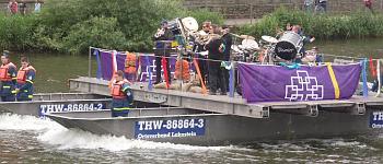 Als Dank
für die Bereitstellung des Pontonfloßes durch das THW
Lahnstein wirkte BiHuN bei der Wassershow des THW mit.