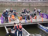 Drumlet voll im Samba-Groove. Im Hintergrund des Pontons ist
zu sehen, wie beim THW die Motorensteuerer dirigiert werden.