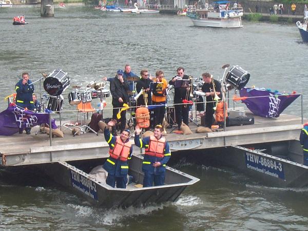 Nach der THW-Wassershow fährt das Ponton zurück
in den Bereitstellungraum. BiHuN legt die nächsten Noten auf
(Bayernheft S. 88)