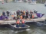 Nach der THW-Wassershow fährt das Ponton zurück
in den Bereitstellungraum. BiHuN legt die nächsten Noten auf
(Bayernheft S. 88)
