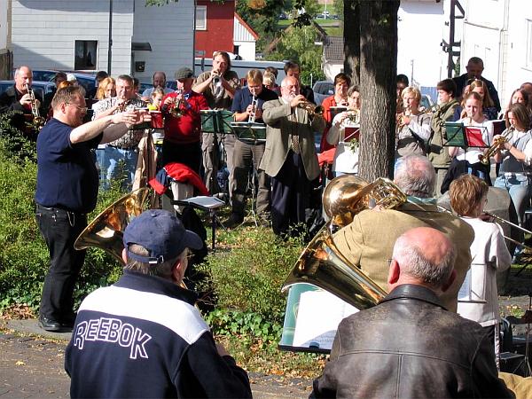 Beim Eröffnungsblasen übt sich
Landesposaunenwart Kunkel im Ringsumdirigieren
