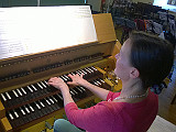 Kathrin Bibiella an der Orgel