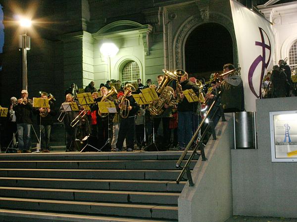 Die Mainzer Windmusik in gewaltigem Sturmwind geblasen
