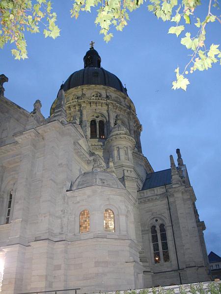 Dort oben, wo das kleine Licht leuchtet, spielt der
Turmchor die Antwortmusik