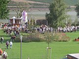 Blick von der Brücke ins Kirchengelände