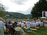 Die alte Eiche und die versammelten ökumenischen Fahnen